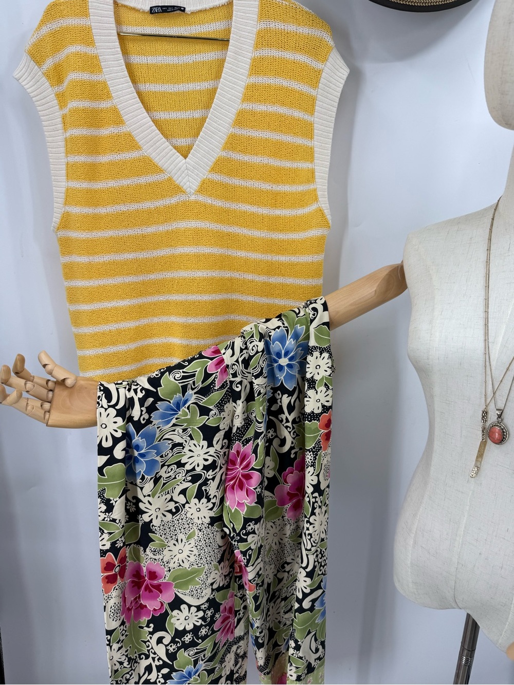 Zara Yellow and Cream Striped oversized, relaxed, fit V-Neck Sweater Vest S - Picture 9 of 10